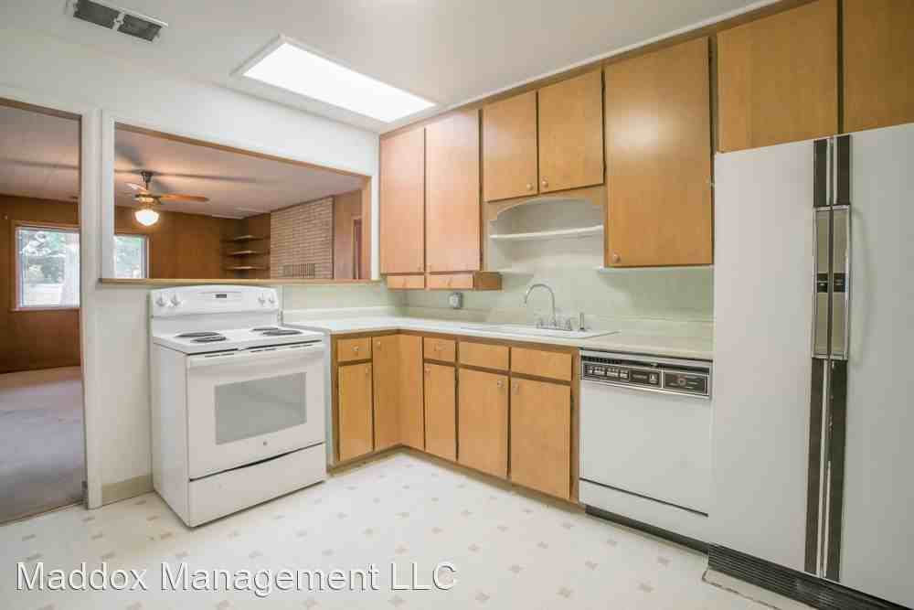 2326 Hoffman Dr Ne - Photo 3 of 37