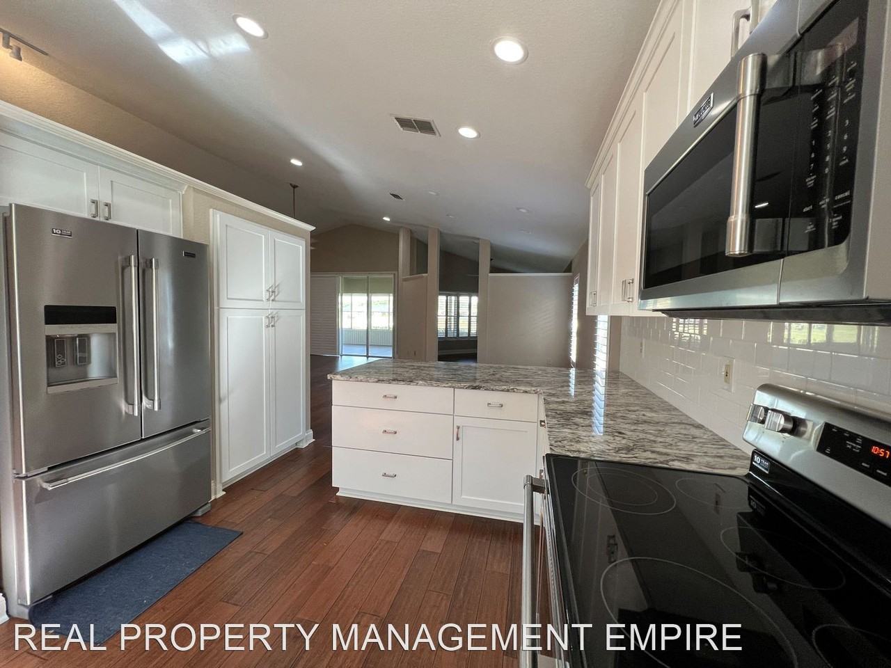 1040 View Pointe Way - Photo 3 of 24