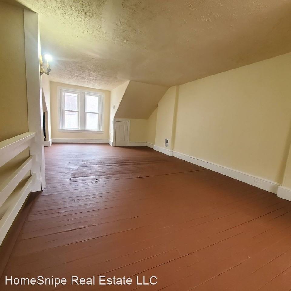 727 W Market St - Photo 2 of 21