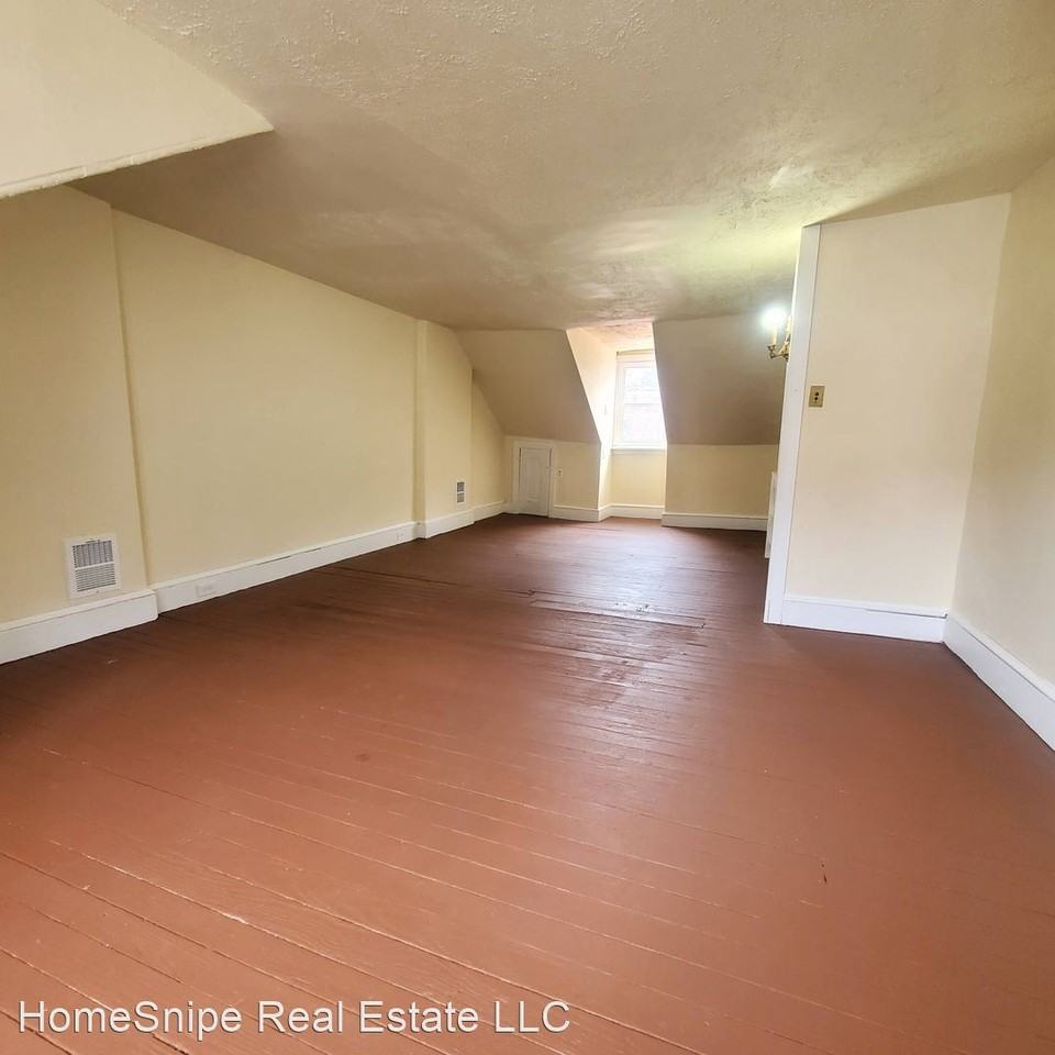 727 W Market St - Photo 3 of 21