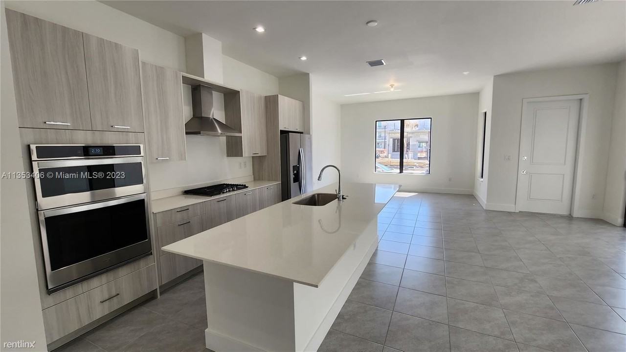 8119 Nw 42nd St - Photo 3 of 26