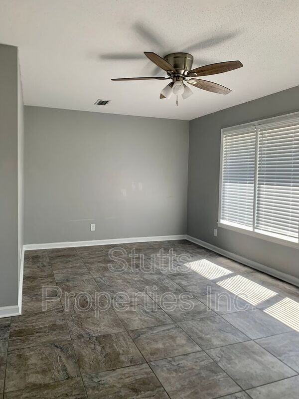 1019 Hemlock St - Photo 2 of 11