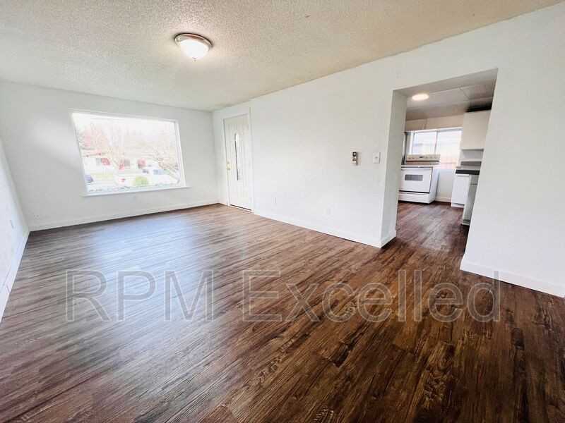 824 6th St Se - Photo 5 of 13