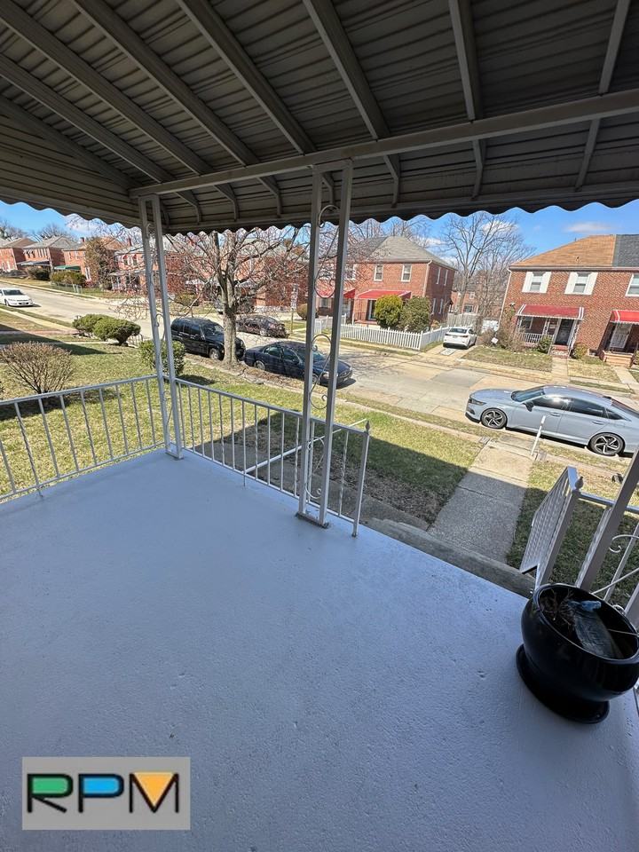 2703 W Garrison Ave - Photo 2 of 15