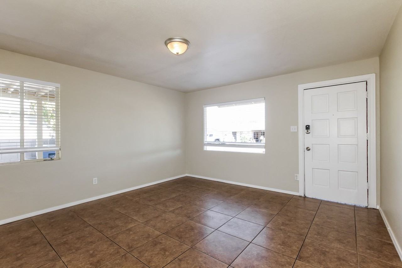 2944 W Solano Dr N - Photo 2 of 15