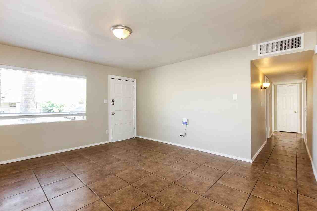 2944 W Solano Dr N - Photo 3 of 15