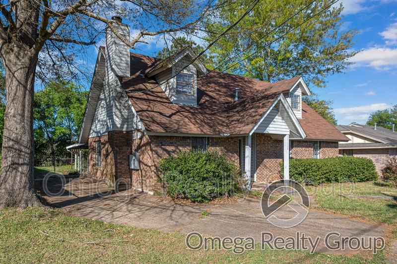 5827 Darien Dr - Photo 2 of 41