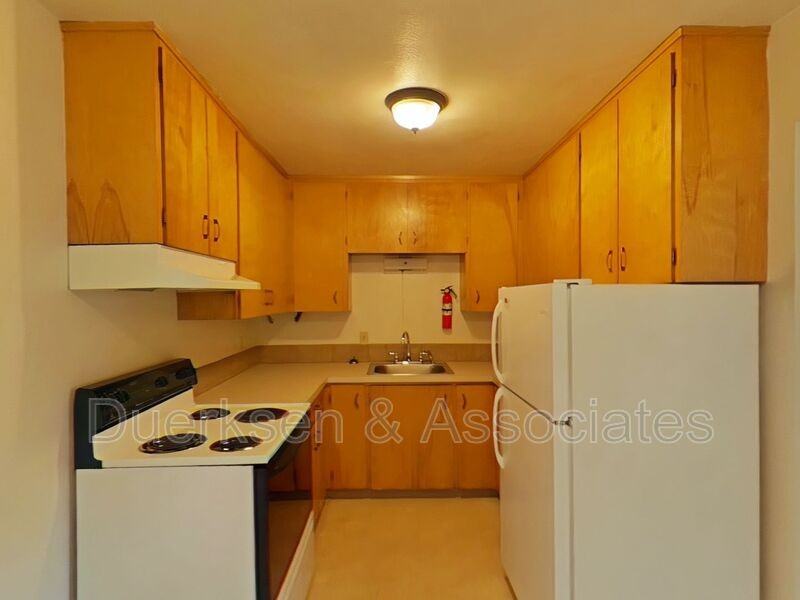 780 Nw 11th St - Photo 3 of 8