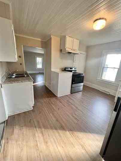 931 Albert St - Photo 3 of 10