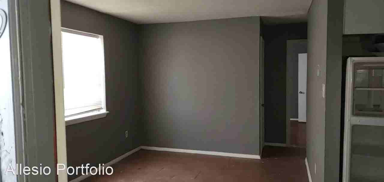 1102 NW 47th St - Photo 2 of 3