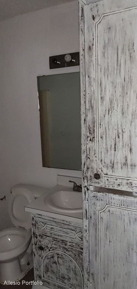 1102 NW 47th St - Photo 3 of 3