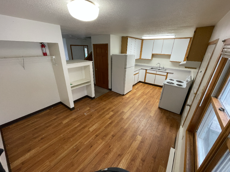 319 N 3rd Ave W - Photo 3 of 11