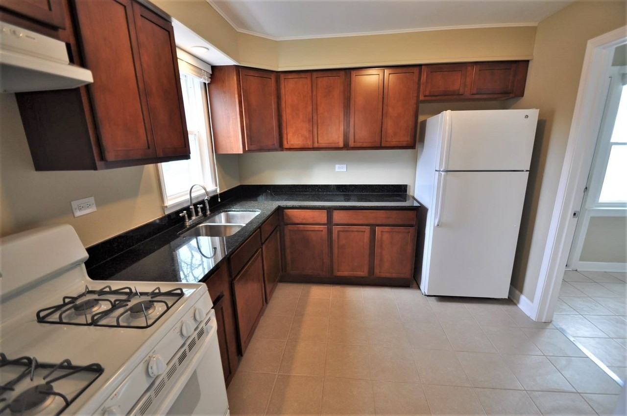 219 Lincoln St - Photo 3 of 12