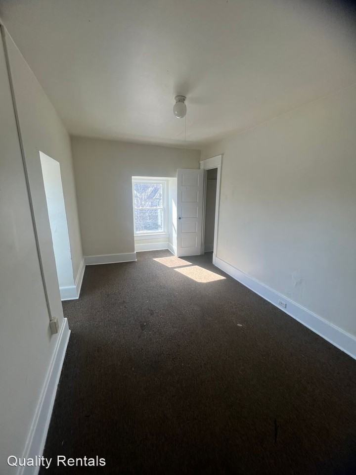 1054 E 10TH - Photo 2 of 10