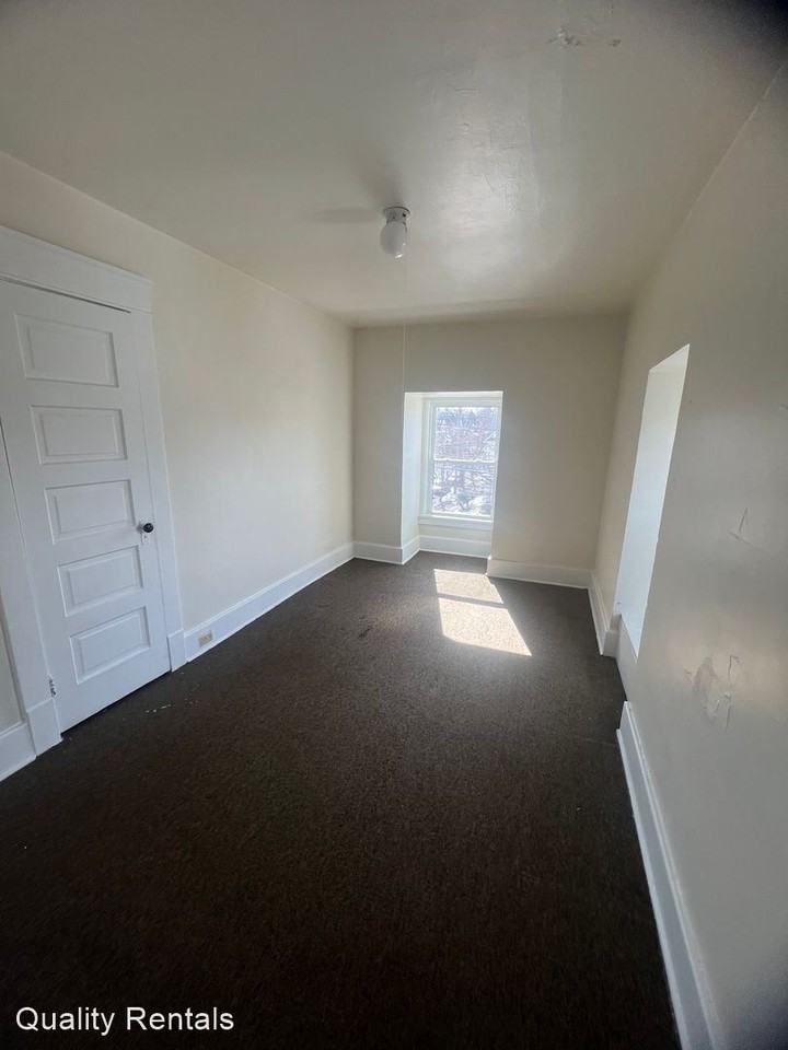 1054 E 10TH - Photo 3 of 10
