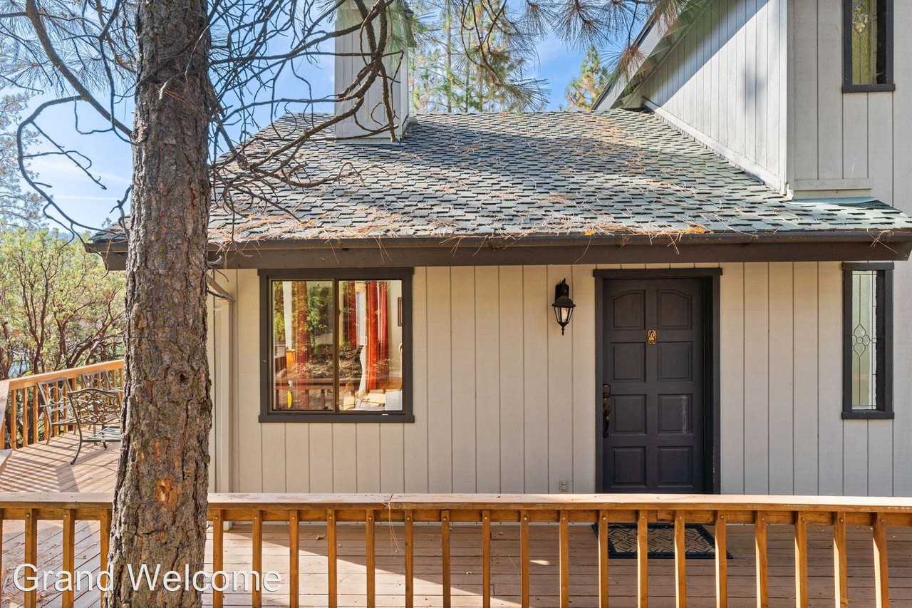 37678 Shoreline Dr - Photo 2 of 35