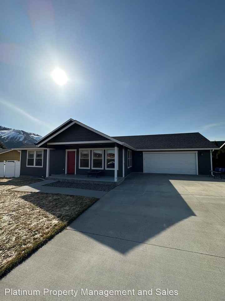 1034 Crest Loop - Photo 2 of 23