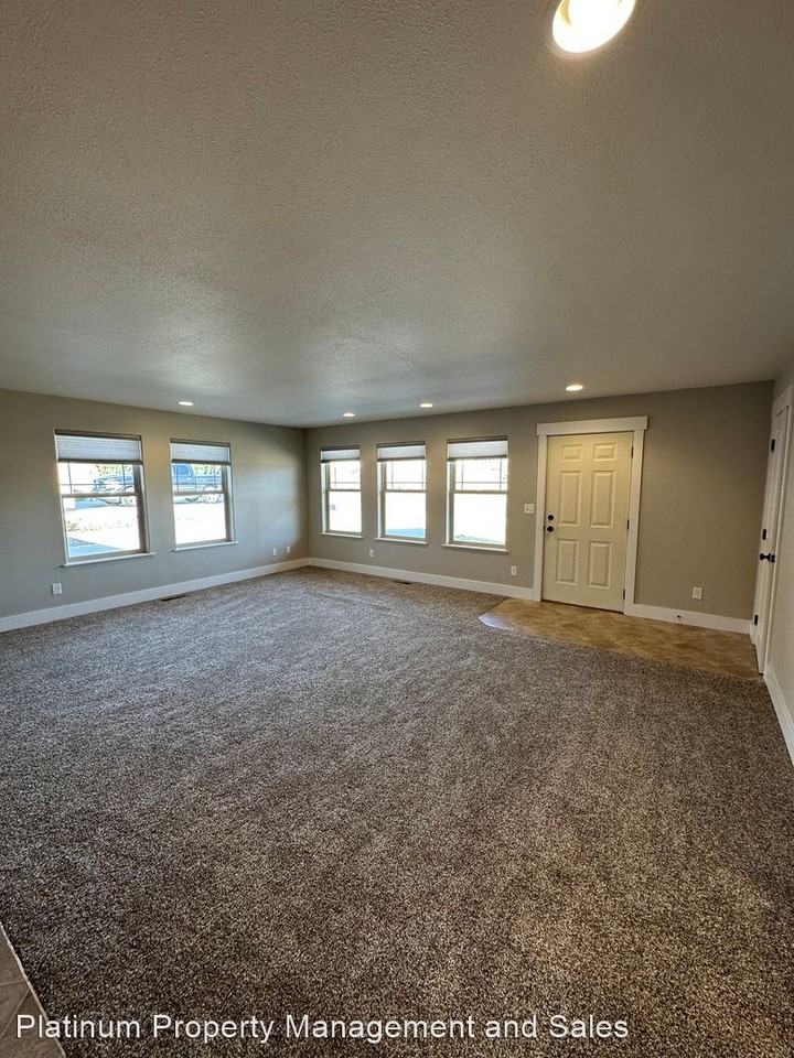 1034 Crest Loop - Photo 3 of 23