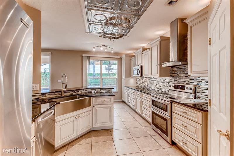 2803 Eagle Lake Dr - Photo 2 of 18