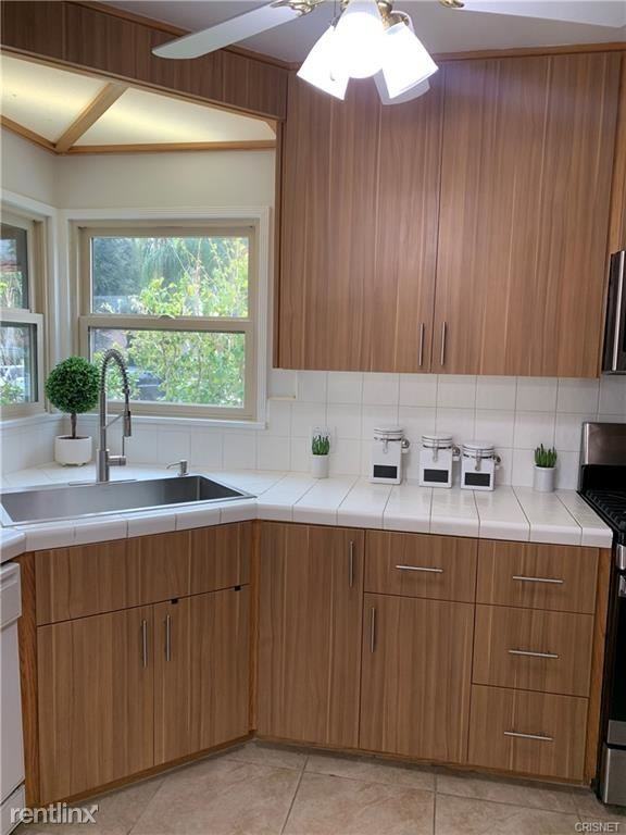 433 Newton St - Photo 3 of 10