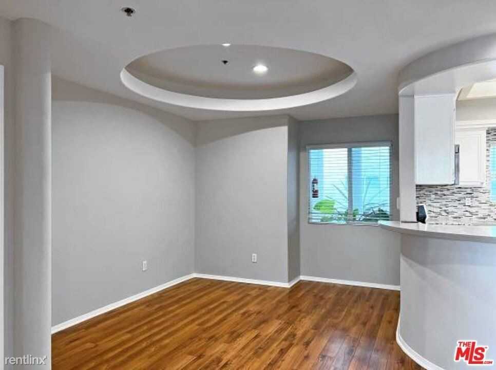 12712 Moorpark St #107