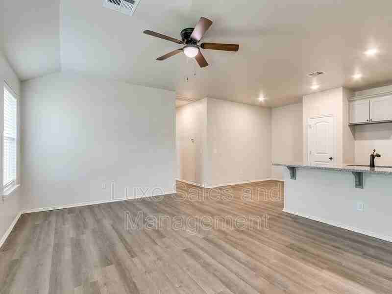 8009 Nw 105th St - Photo 3 of 33