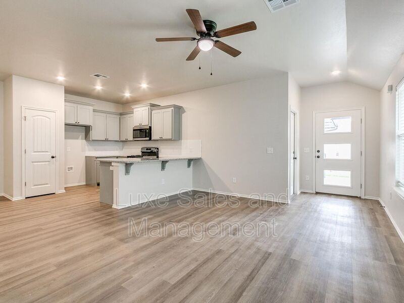 8009 Nw 105th St - Photo 4 of 33
