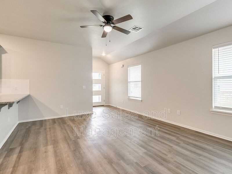 8009 Nw 105th St - Photo 5 of 33