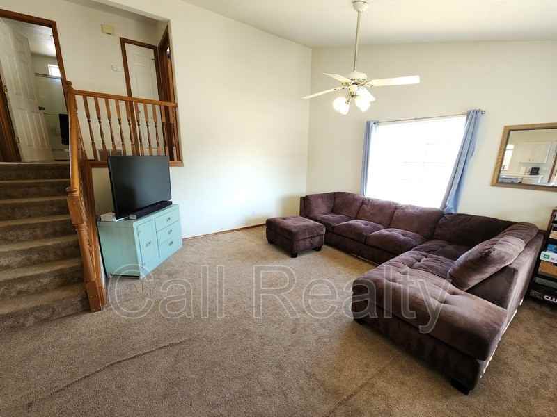 2622 Oxford Cir - Photo 2 of 13