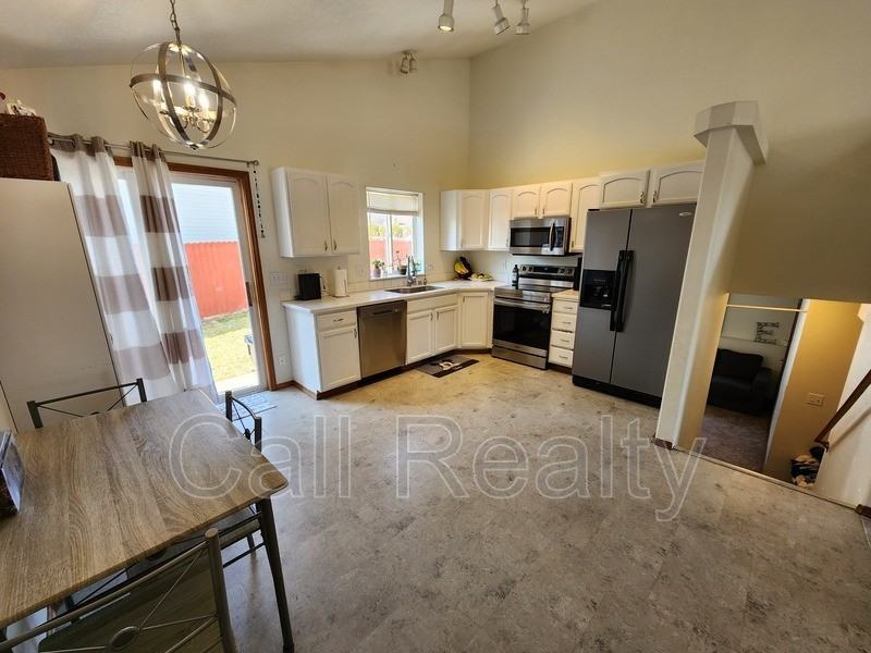 2622 Oxford Cir - Photo 3 of 13
