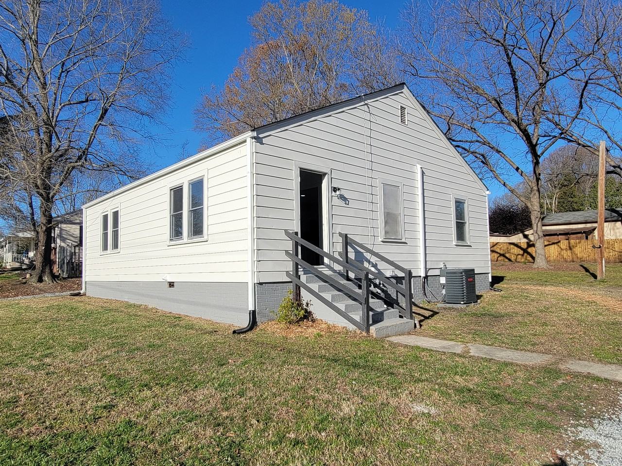 705 Windsor St - Photo 2 of 17