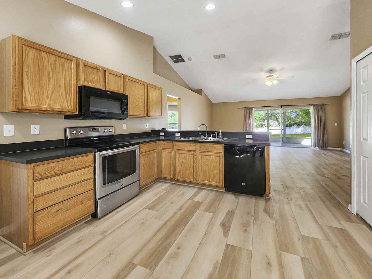 1119 Lakeview Oaks Dr - Photo 3 of 12