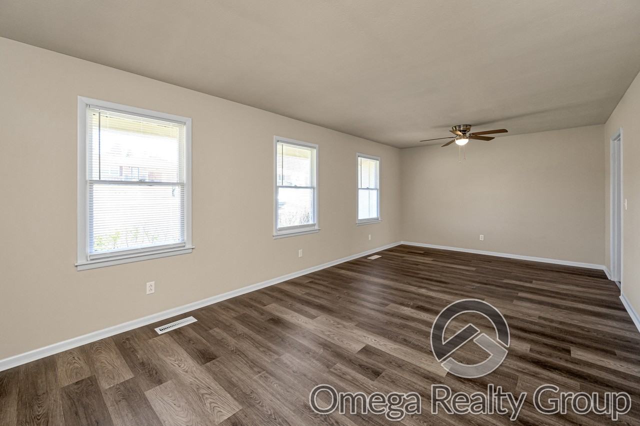 112 Sherwood Dr - Photo 2 of 32