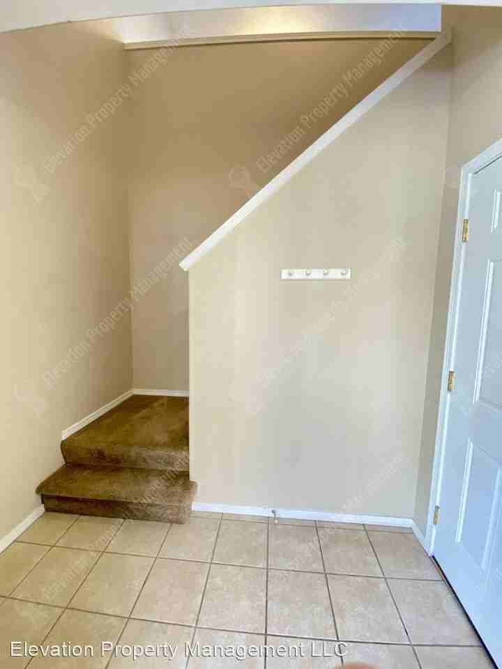 1933 SW Canyon Dr - Photo 2 of 18