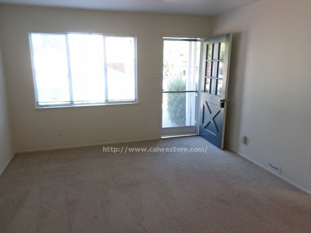 1096 Corvette Dr - Photo 3 of 5