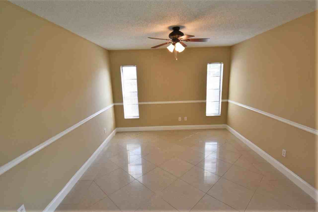 15908 Bridgewater Ln - Photo 3 of 20