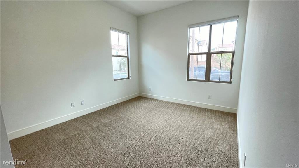 101 Yellow Iris - Photo 2 of 10