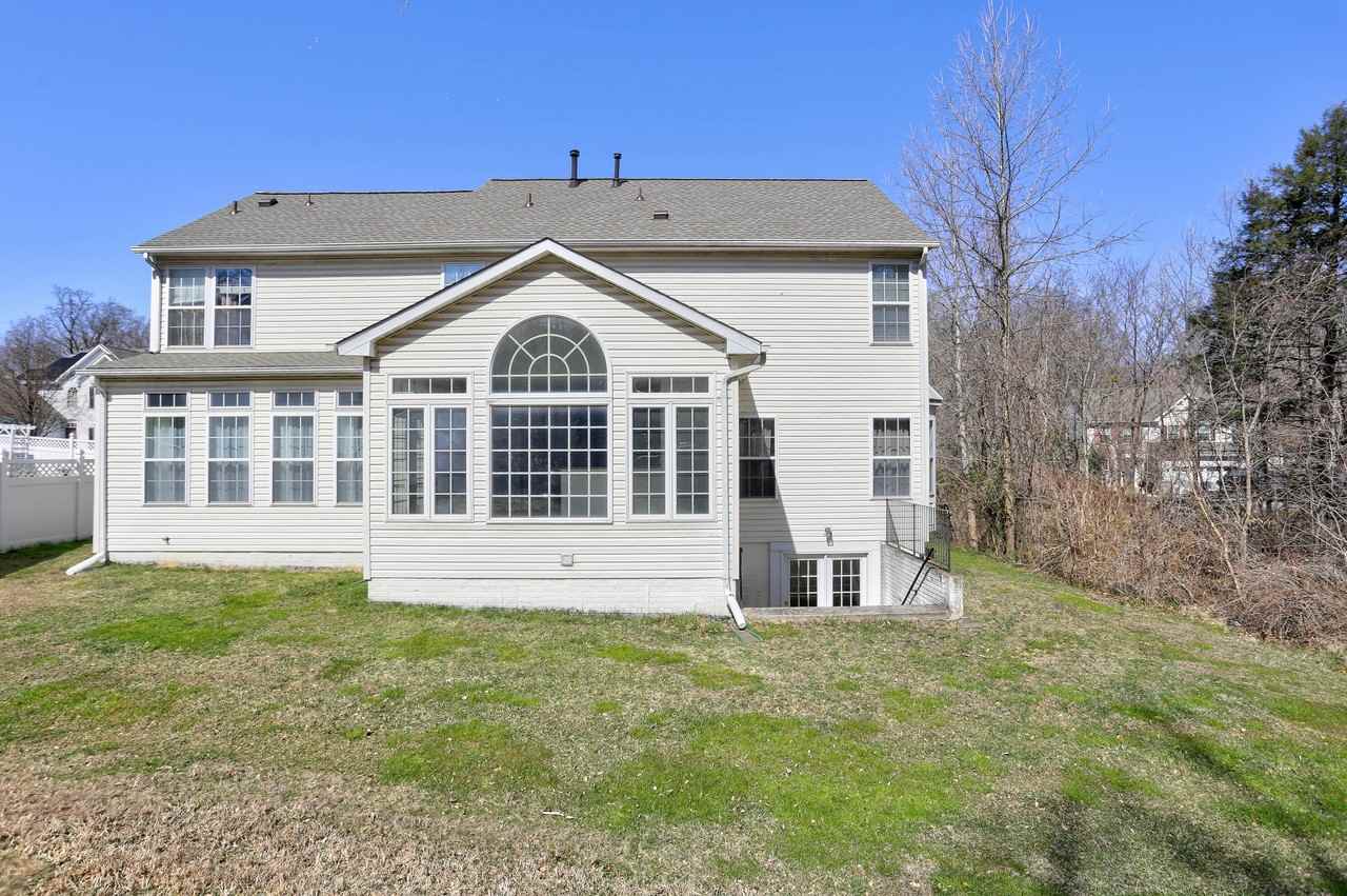 7232 Lyndsey Way - Photo 3 of 36