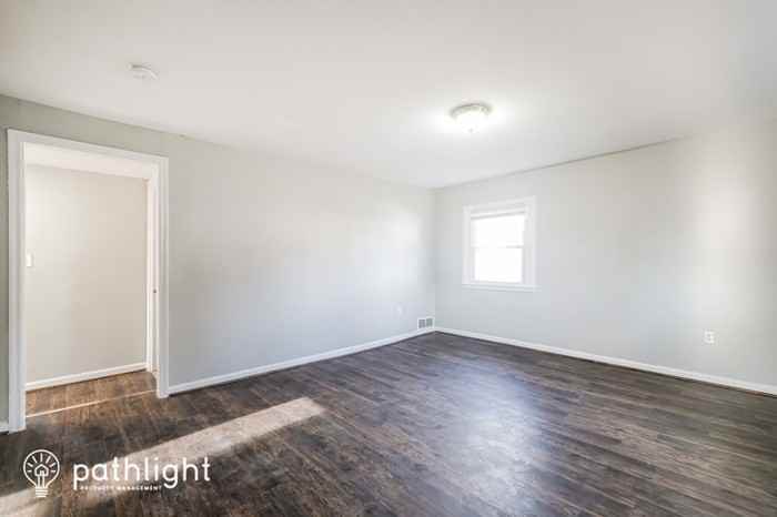 145 N Huron Dr - Photo 3 of 18