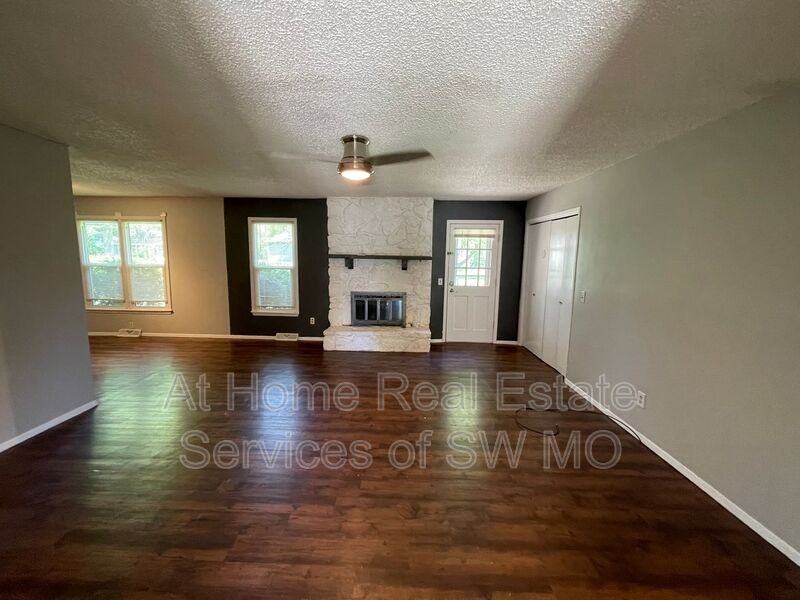 1401 W Glenwood St - Photo 2 of 15