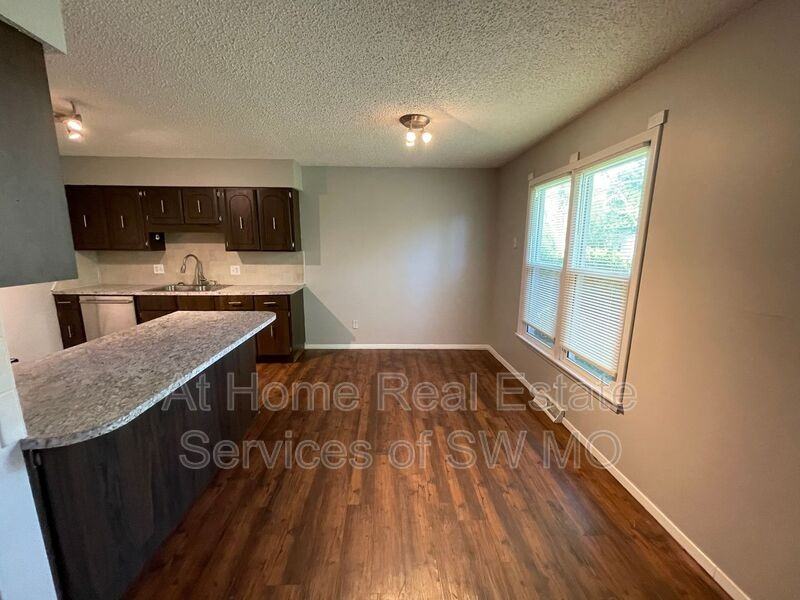 1401 W Glenwood St - Photo 3 of 15