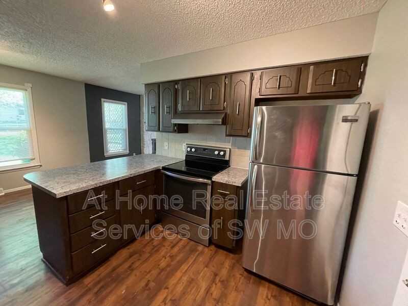 1401 W Glenwood St - Photo 4 of 15