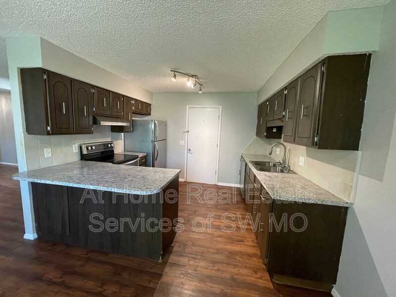 1401 W Glenwood St - Photo 5 of 15