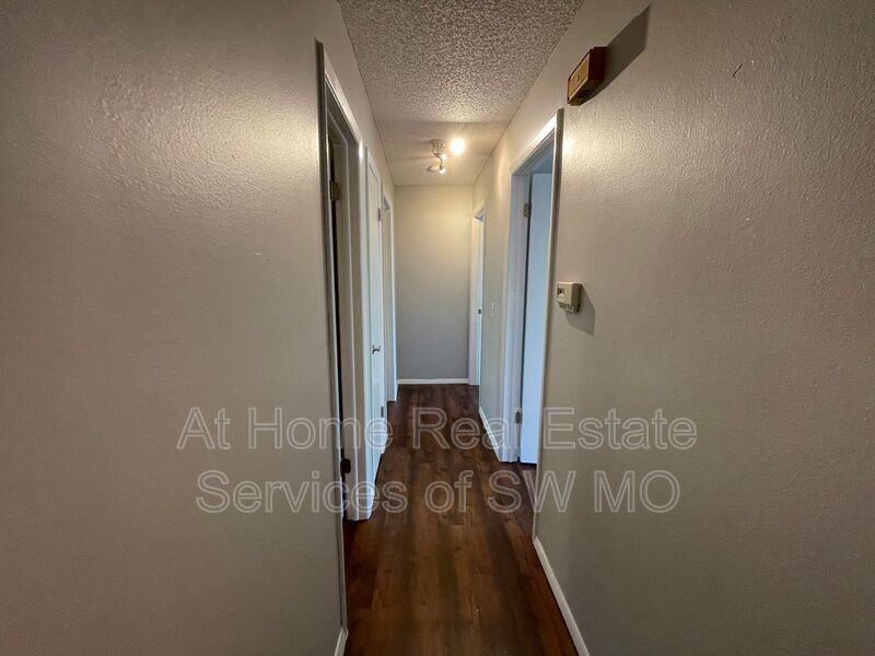 1401 W Glenwood St - Photo 7 of 15