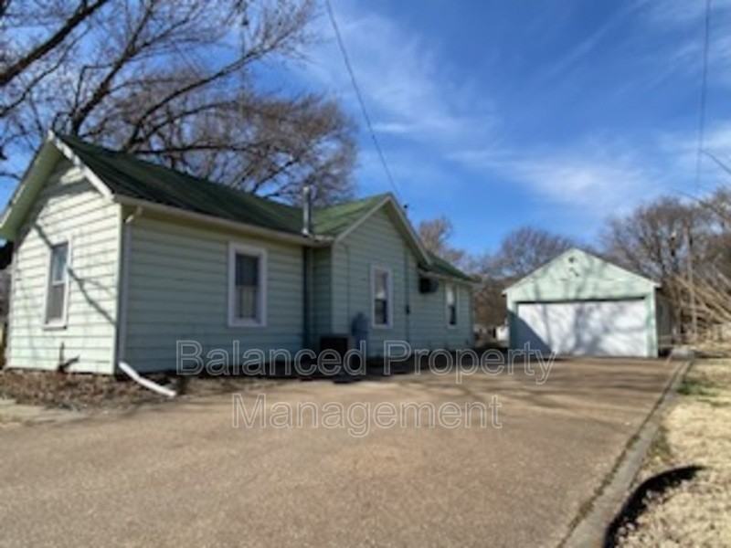 1925 Ne Madison St - Photo 2 of 22