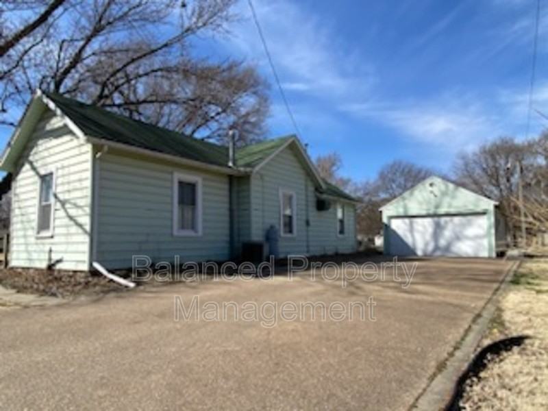 1925 Ne Madison St - Photo 3 of 22