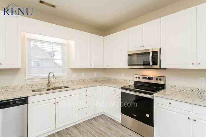 2910 Bridgeport Dr - Photo 2 of 20