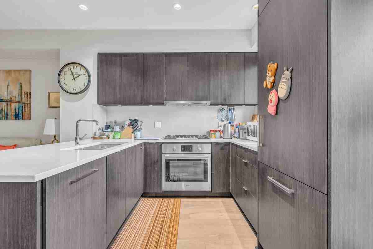 5526 Oak Street, Vancouver, BC V6M 2V6 3 Bedroom Apartment for 4,800