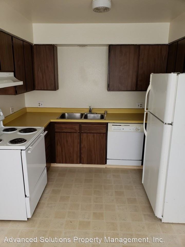 1707 Grand Coulee Blvd - Photo 2 of 5