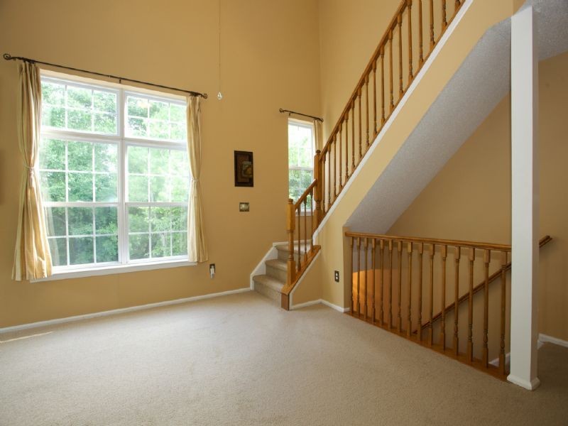 1002 Crown Ct - Photo 3 of 16